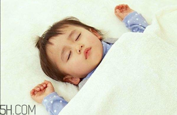 常對嬰幼兒撫觸有哪些作用？寶寶一周歲怎樣安排作息？