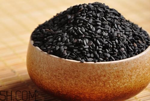 導(dǎo)致婦科疾病有什么原因？紙巾也會(huì)導(dǎo)致婦科疾?。?></p><p>龍眼干</p><p>用于肝腎虧虛所致的血虛失眠，心慌等更年期癥狀。</p><p>龍眼杞蛋：龍眼肉30克，枸杞20克，煮沸后，加入剝皮的熟蛋，再煮半小時(shí)。</p><p>百合養(yǎng)陰清心安神，治療更年期綜合征。</p><p>西洋參百合粥：西洋參30克，濃煎2小時(shí)取汁，鮮百合50克，大米100克，共煮粥。</p>		</div>
<div align=