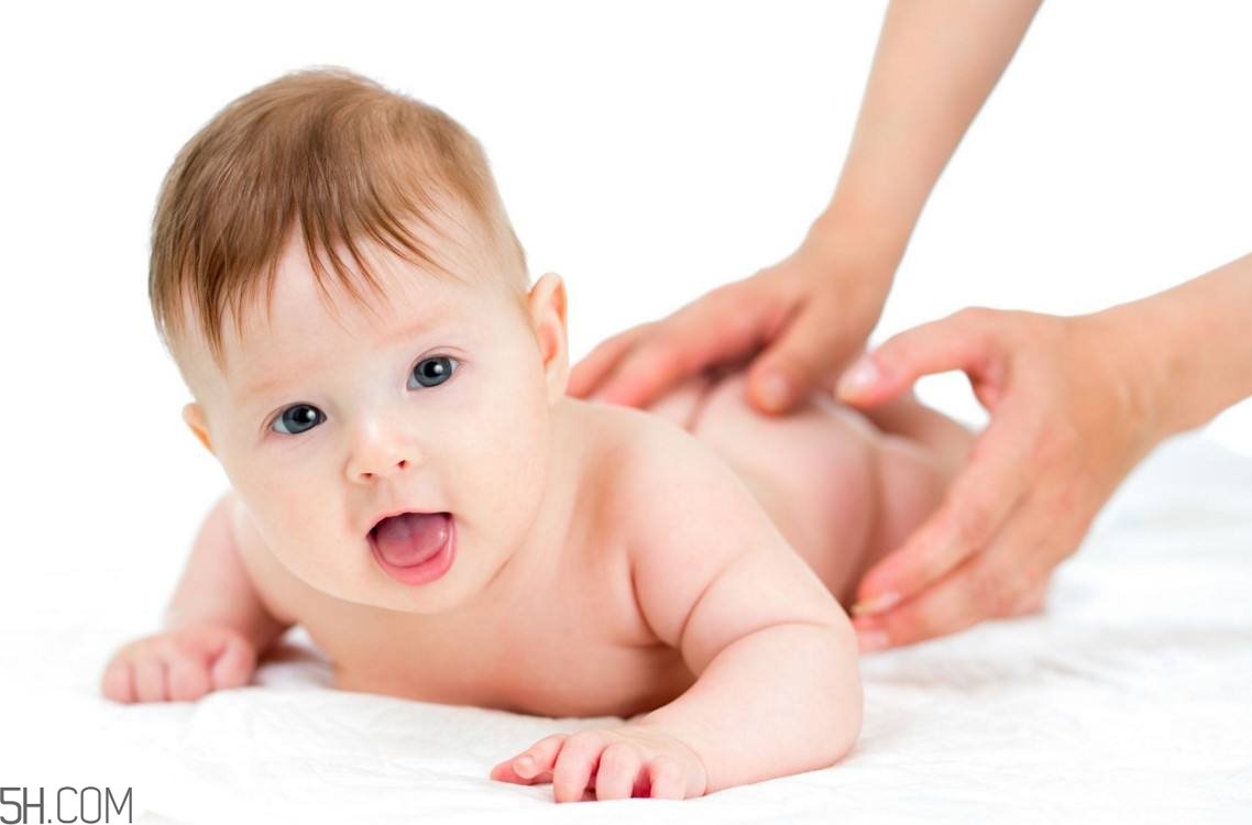 新生兒眼屎又多又黃是怎么回事？新生兒何時能坐飛機？