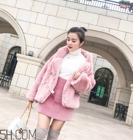 粉色皮草怎么搭配好看？粉色皮草搭配圖片