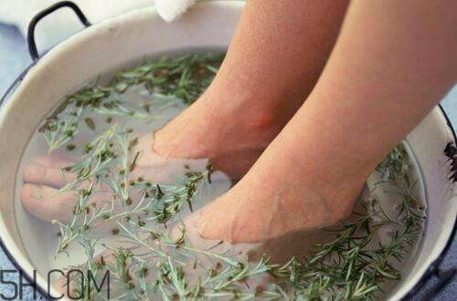 女性冬季泡腳要注意什么？女性泡腳養(yǎng)生的方法是什么？