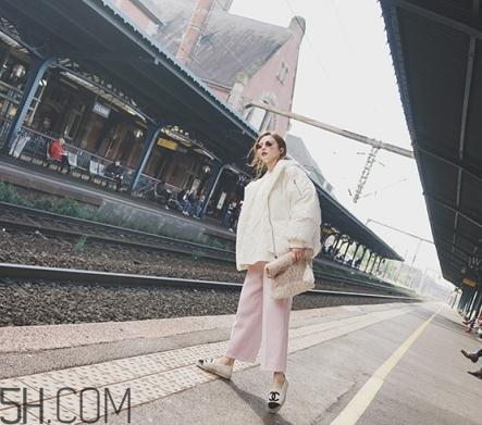 粉色褲子配什么上衣？將時(shí)尚與溫暖兼具的搭配