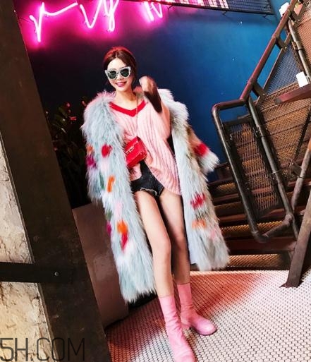 粉色內(nèi)搭怎么配外套？冬季也要風(fēng)度與溫度共存