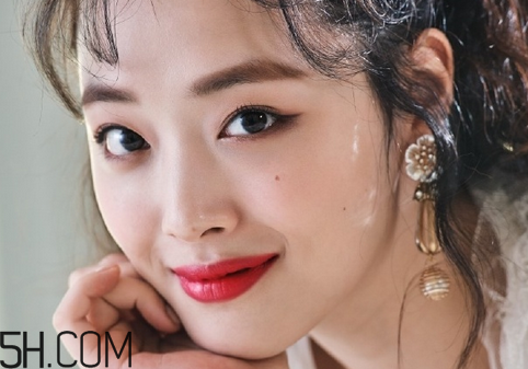 雅詩蘭黛戀愛唇膏哪個色比較火？崔雪莉雅詩蘭黛畫報口紅色號