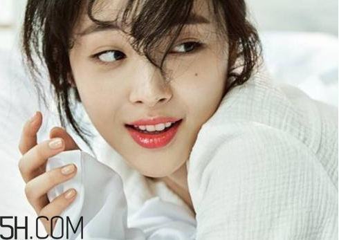 雅詩蘭黛戀愛唇膏哪個色比較火？崔雪莉雅詩蘭黛畫報口紅色號