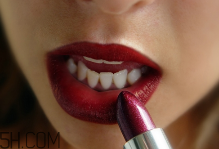 如何根據(jù)皮膚挑選口紅的顏色？雅詩蘭黛420和蘭蔻290顏色一樣嗎？