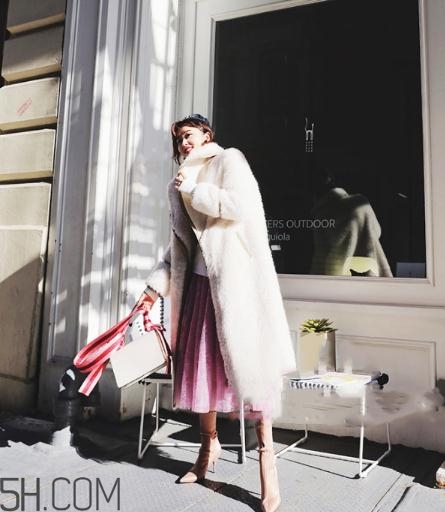 粉色裙子配什么外套？?jī)?yōu)雅時(shí)尚兩不誤