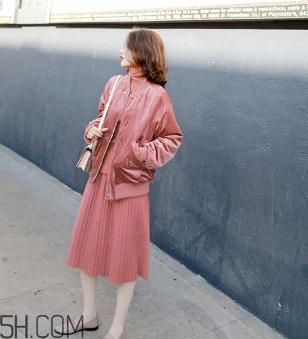 粉色裙子配什么外套？?jī)?yōu)雅時(shí)尚兩不誤