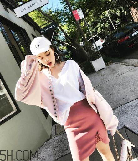 粉色裙子配什么外套？?jī)?yōu)雅時(shí)尚兩不誤