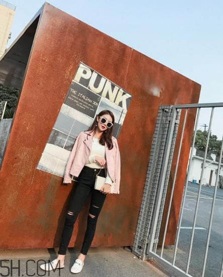 粉色皮衣怎么搭配好看？甜美機(jī)車(chē)少女風(fēng)