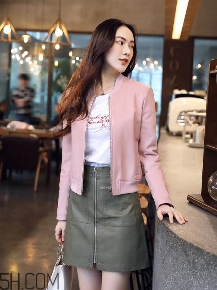粉色皮衣怎么搭配好看？甜美機(jī)車(chē)少女風(fēng)