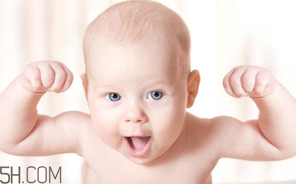 寶寶腿紋不對(duì)稱(chēng)是怎么回事？嬰幼兒的生長(zhǎng)發(fā)育標(biāo)準(zhǔn)是怎樣的？