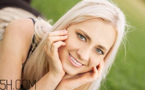 女性小便發(fā)黃是怎么回事？女性小便發(fā)黃有異味的原因有哪些？