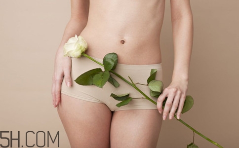 女性小便發(fā)黃是怎么回事？女性小便發(fā)黃有異味的原因有哪些？