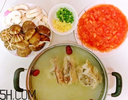 番茄鍋火鍋怎么做？自己動(dòng)手更放心