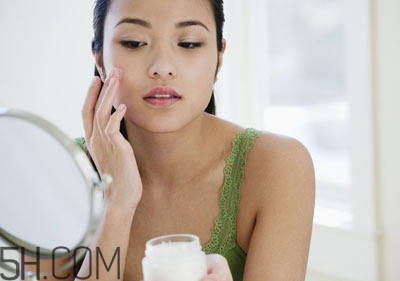 面霜什么時候用最好？保濕面霜哪個牌子好用？