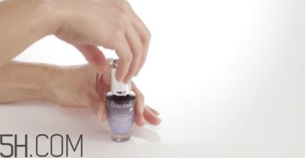 蘭蔻小黑瓶安瓶精華前需要擦乳液嗎？蘭蔻小安瓶打開步驟圖解