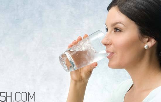 喝水可以美容嗎？喝水美容5大常識(shí)