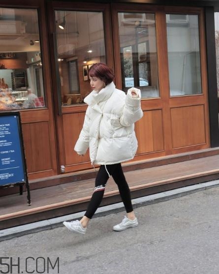 白色面包服怎么搭配？可愛與時尚并存的冬日穿搭