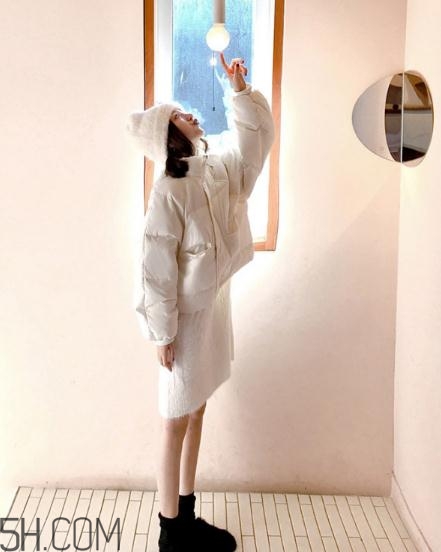 白色面包服怎么搭配？可愛與時尚并存的冬日穿搭