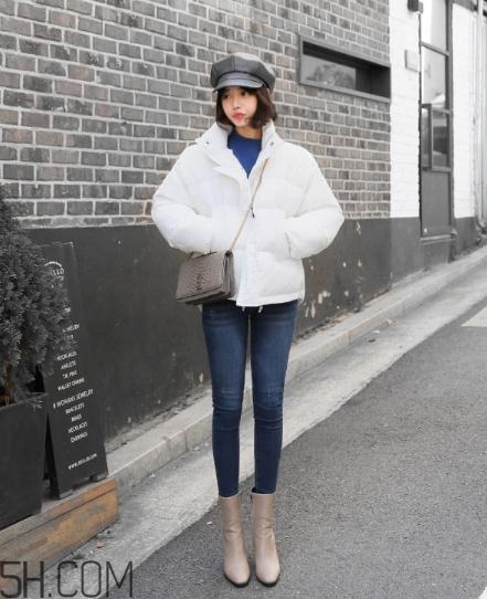 白色面包服怎么搭配？可愛與時尚并存的冬日穿搭