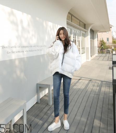 白色面包服怎么搭配？可愛與時尚并存的冬日穿搭