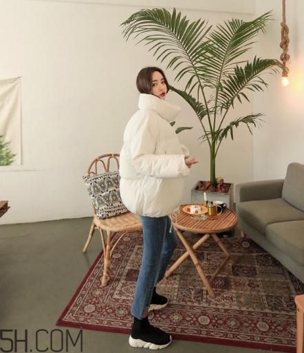 白色面包服怎么搭配？可愛與時尚并存的冬日穿搭