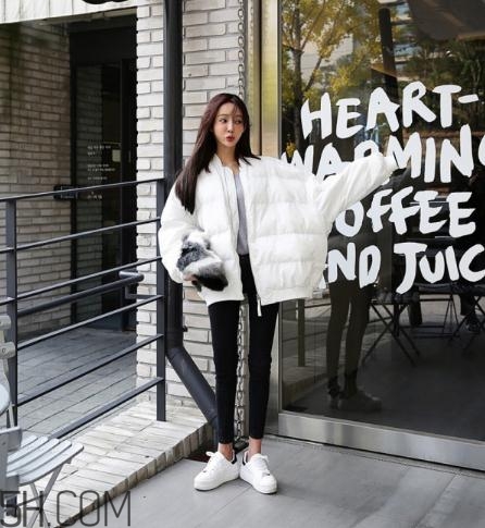 白色面包服怎么搭配？可愛與時尚并存的冬日穿搭