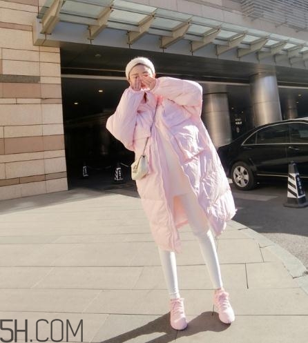 粉色面包服配什么褲子？少女心爆棚的經(jīng)典搭配