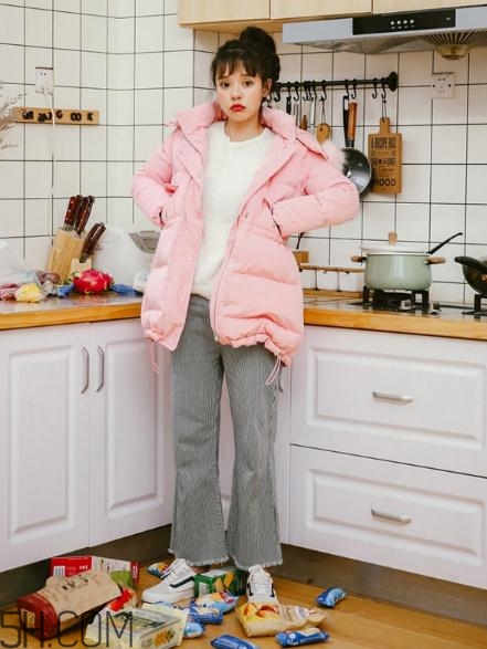 粉色面包服配什么褲子？少女心爆棚的經(jīng)典搭配