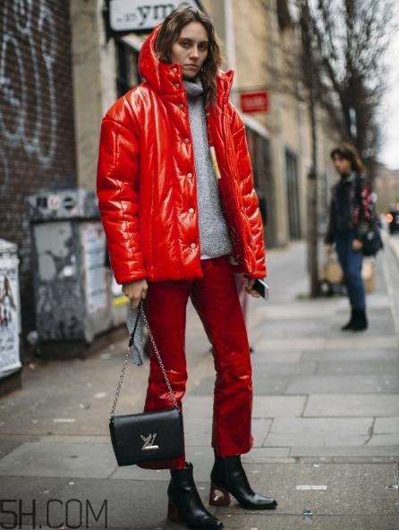 紅色面包服怎么搭配？給寒冷的冬天帶來一絲熱情