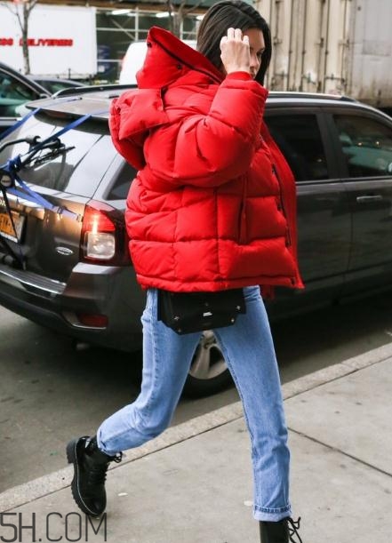 紅色面包服怎么搭配？給寒冷的冬天帶來一絲熱情