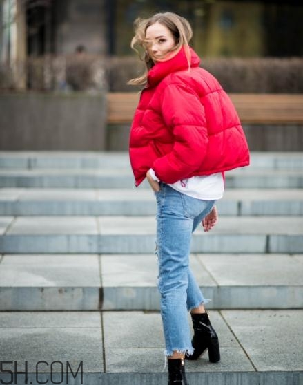 紅色面包服怎么搭配？給寒冷的冬天帶來一絲熱情