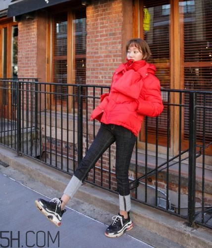 紅色面包服怎么搭配？給寒冷的冬天帶來一絲熱情