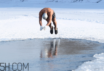 冬泳有哪些好處？冬泳能延緩衰老