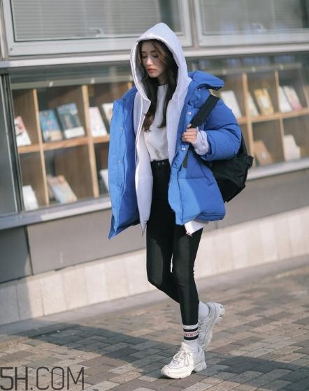 藍(lán)色面包服怎么搭配？塑造冬日運(yùn)動(dòng)活力