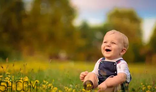 為什么老外愛(ài)收養(yǎng)中國(guó)的小孩？中國(guó)棄嬰多