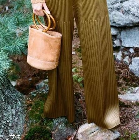 simon miller水桶包尺寸多大？時(shí)尚達(dá)人都愛(ài)的斷貨王