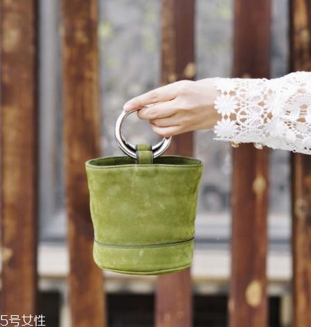 simon miller水桶包尺寸多大？時(shí)尚達(dá)人都愛(ài)的斷貨王