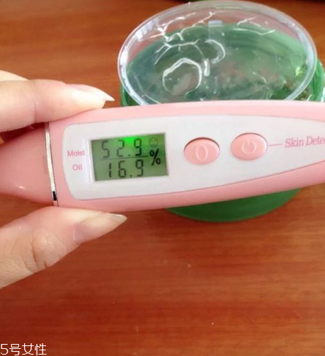 得鮮蘆薈膠含酒精嗎？蘆薈膠當(dāng)睡眠面膜的作用