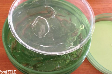 得鮮蘆薈膠含酒精嗎？蘆薈膠當(dāng)睡眠面膜的作用