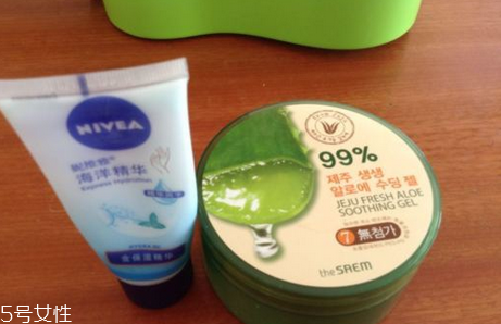 得鮮蘆薈膠含酒精嗎？蘆薈膠當(dāng)睡眠面膜的作用