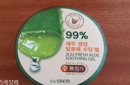 得鮮蘆薈膠含酒精嗎？蘆薈膠當(dāng)睡眠面膜的作用