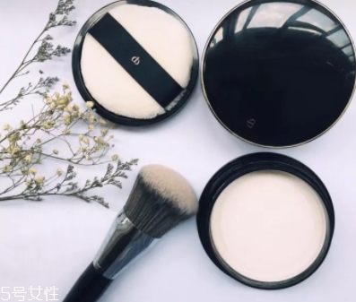 2018定妝粉哪個牌子好？10款網(wǎng)紅定妝粉讓妝效更持久