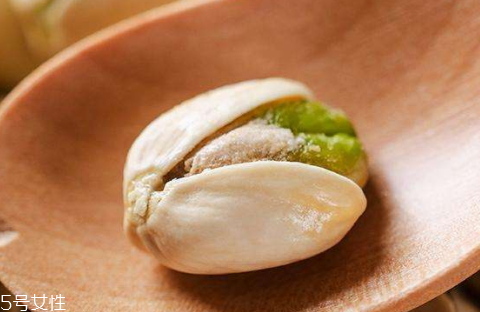 開心果發(fā)霉有什么特征 黑斑異味要小心 開心果發(fā)霉有什么特征 黑斑異味要小心