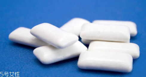 口香糖吃進肚子里怎么辦？會隨排泄物一起排出體外