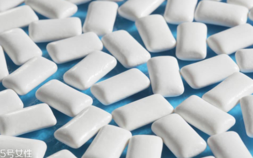 口香糖吃進肚子里怎么辦？會隨排泄物一起排出體外