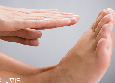 腳冷預(yù)示哪些疾?。炕蚴切呐K衰弱