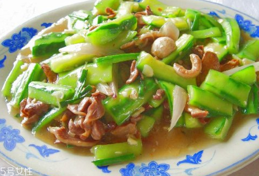 絲瓜的土腥味怎么去除？絲瓜切后不變色小技巧