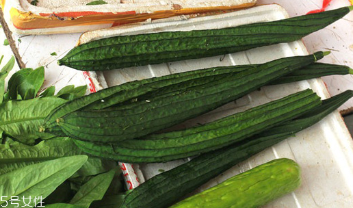 絲瓜的土腥味怎么去除？絲瓜切后不變色小技巧